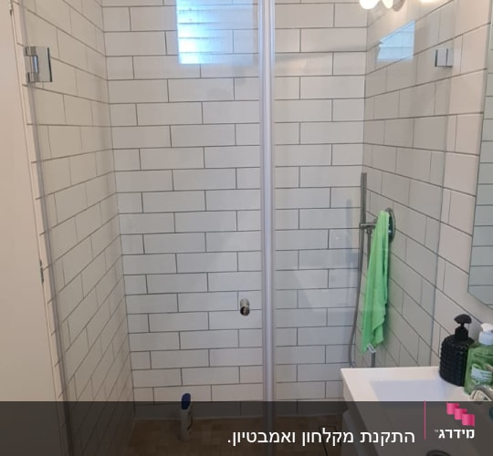 מקלחון חזית מזכוכית שקופה מותקן בחדר רחצה מעוצב